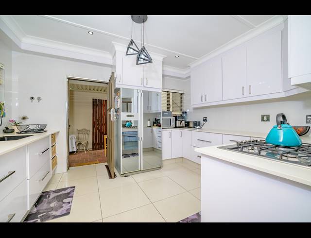 3 BEDROOM TOWNHOUSE FOR SALE IN COWIES HILL